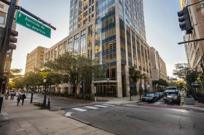 1001 avenida de las americas houston tx 77010